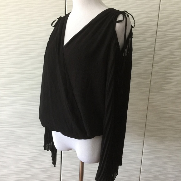 Bebe Pleated Sleeves cutout Shoulder Blouse - Picture 3 of 8